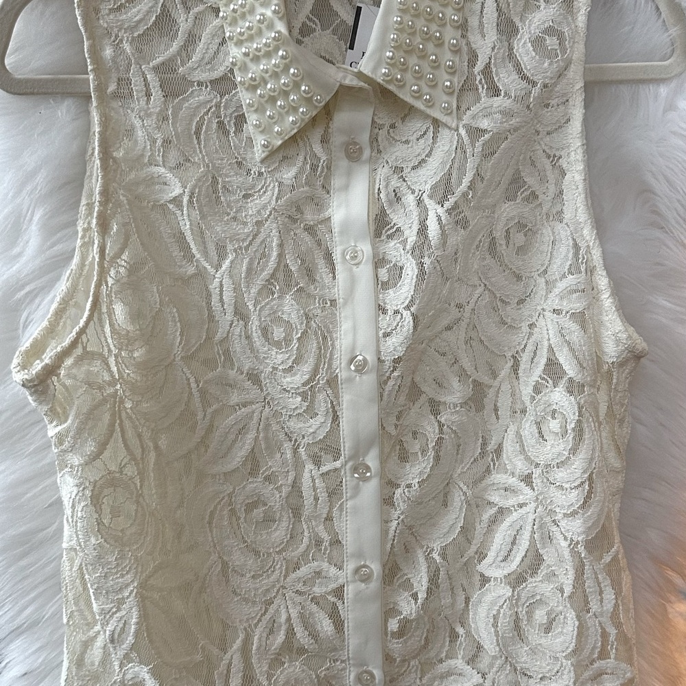 Body Central, NWT L cream lace sleeveless button up with pearl collar.